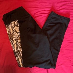 🪐 Black Capri Leggings